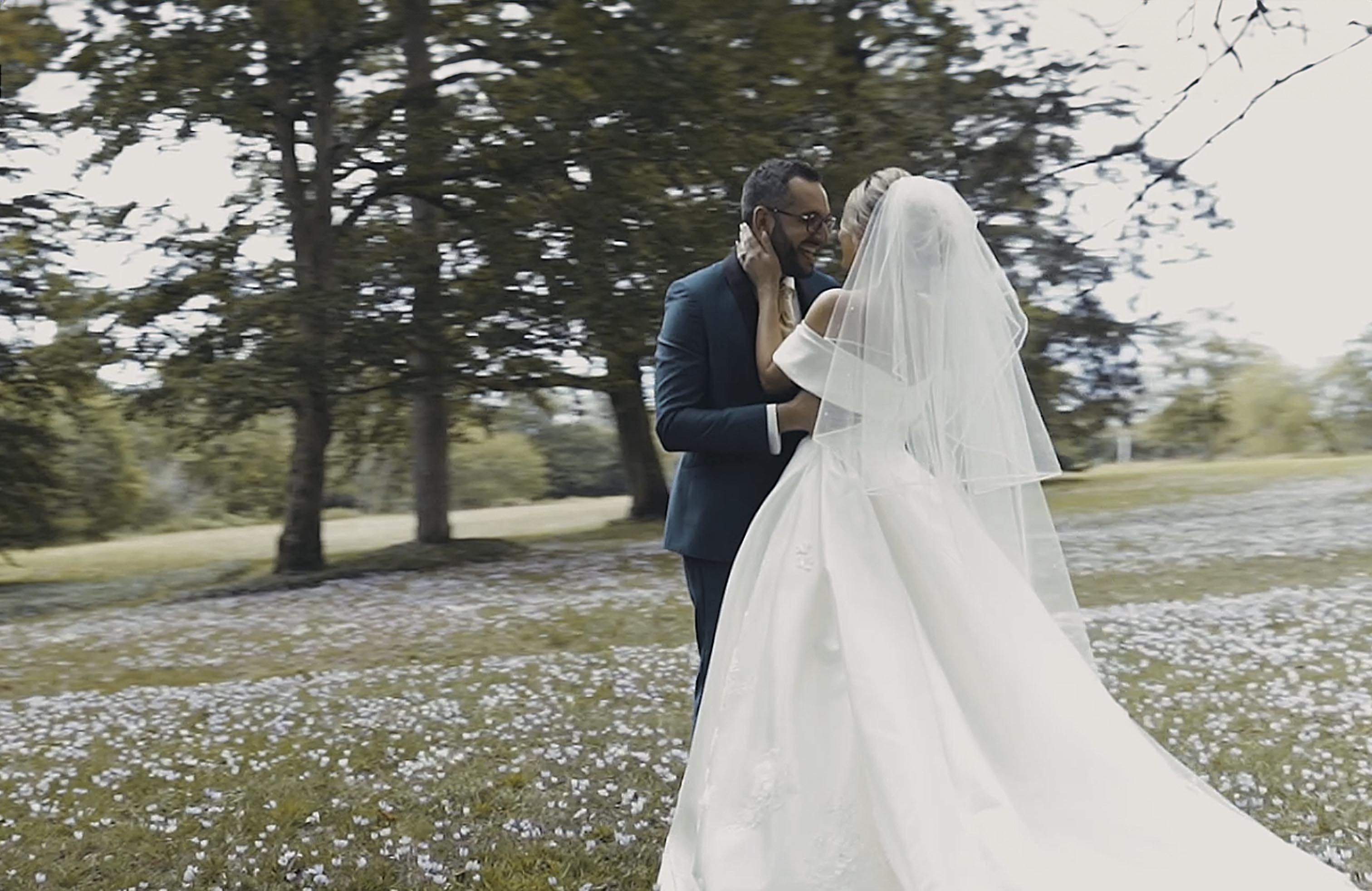 Load video: Le first look est une vidéo de mariage où on met l&#39;accent sur le moment où le marié découvre la mariée dans la robe